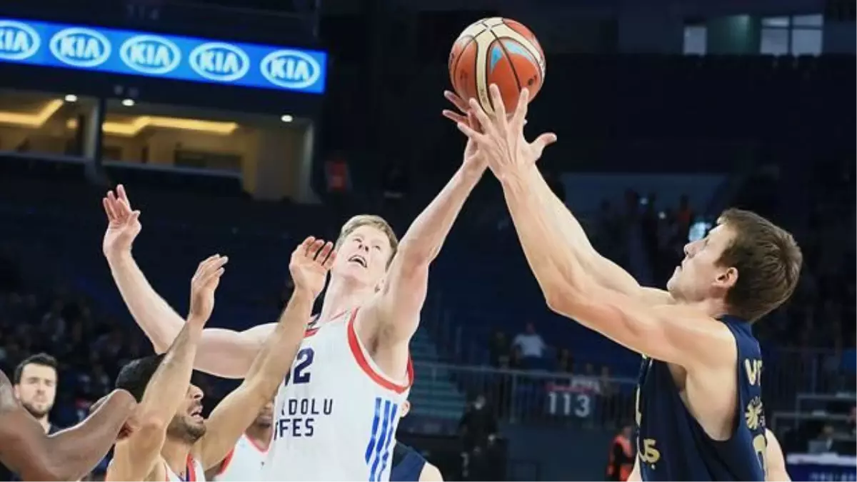 Anadolu Efes, Fenerbahçe\'ye Geçit Vermedi