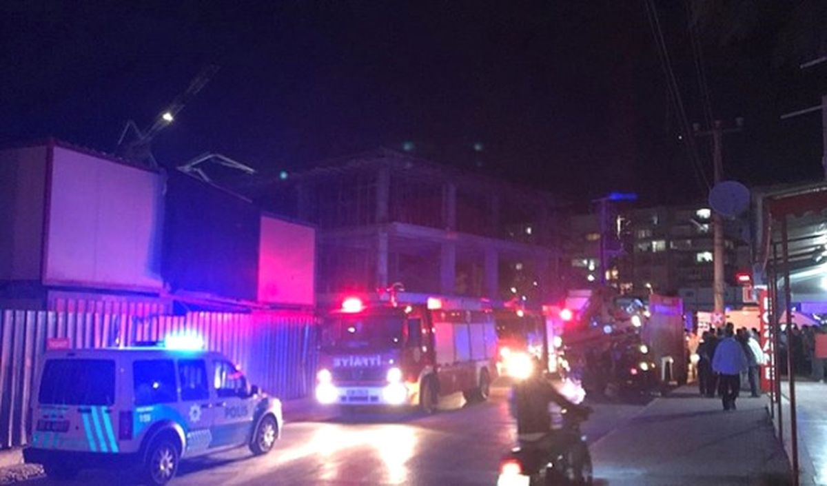 Antalya\'da Alışveriş Merkezi İnşaatında İskele Çöktü: 6 Yaralı