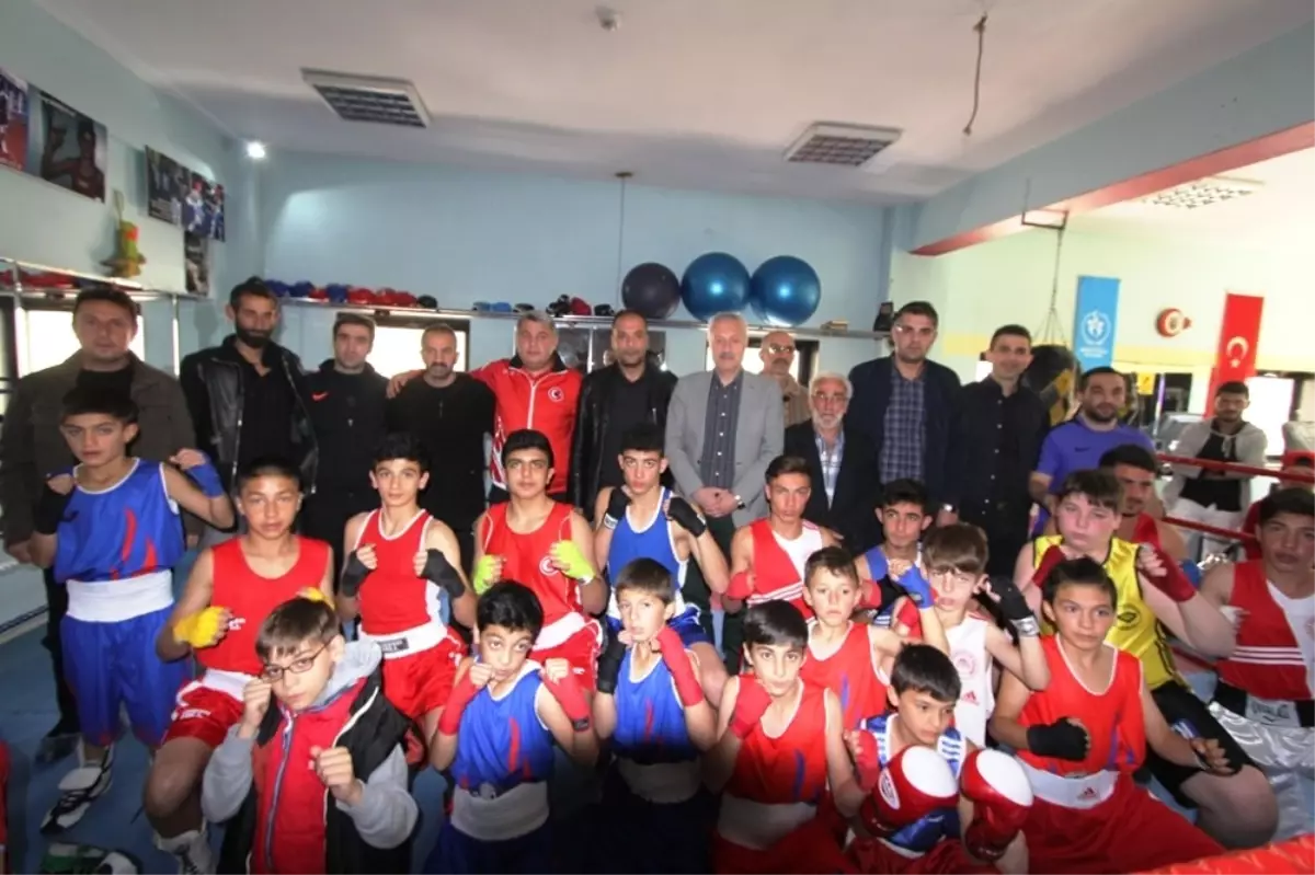 Bayburt Belediyesi Tuğra Boks Spor Kulübü\'nde Dostluk Maçı