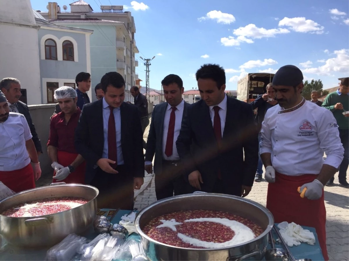 Çaldıran Belediyesi 2 Bin Kişiye Aşure Dağıttı