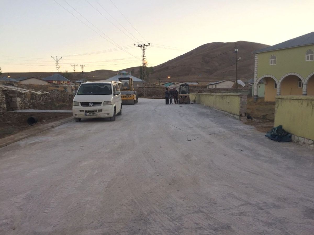 Çaldıran\'da Aşağı Çanak Mahallesi Parke Taşı Yoluna Kavuştu