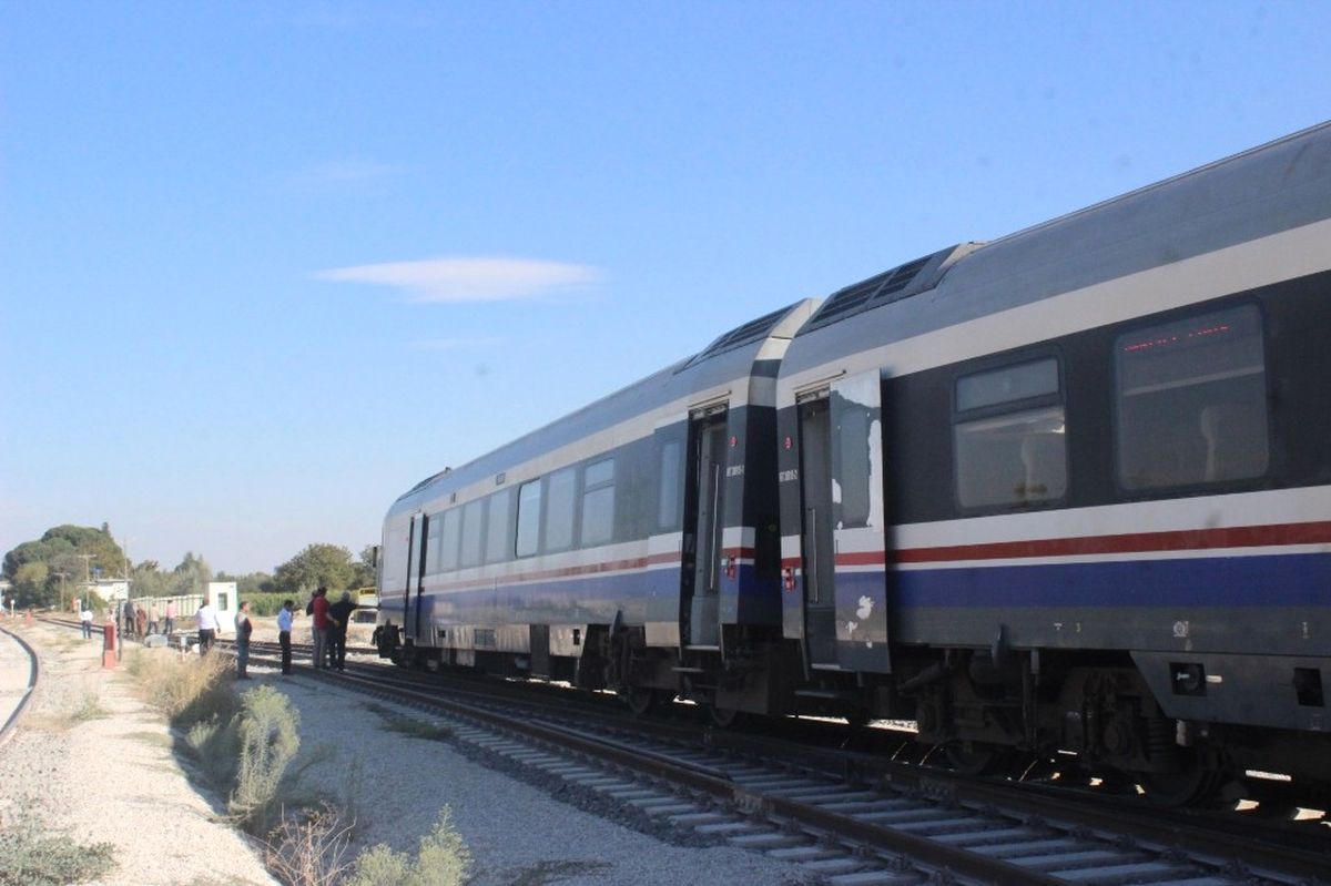 Denizli Sarayköy\'de Yolcu Treni Raydan Çıktı