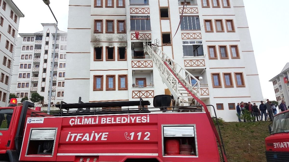 Düzce\'de Yangında Baba ve 3 Çocuğu Dumandan Etkilendi