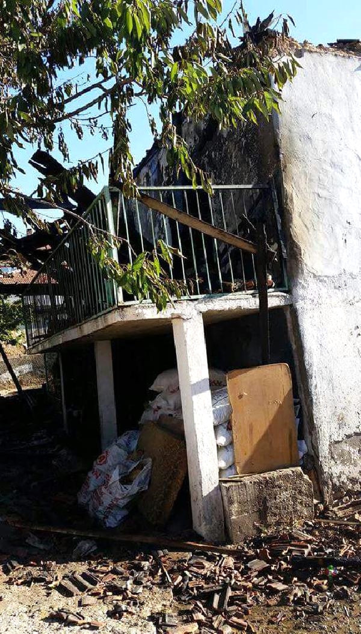 Evde Çıkan Yangında Dumandan Etkilenen 3 Kişi Öldü