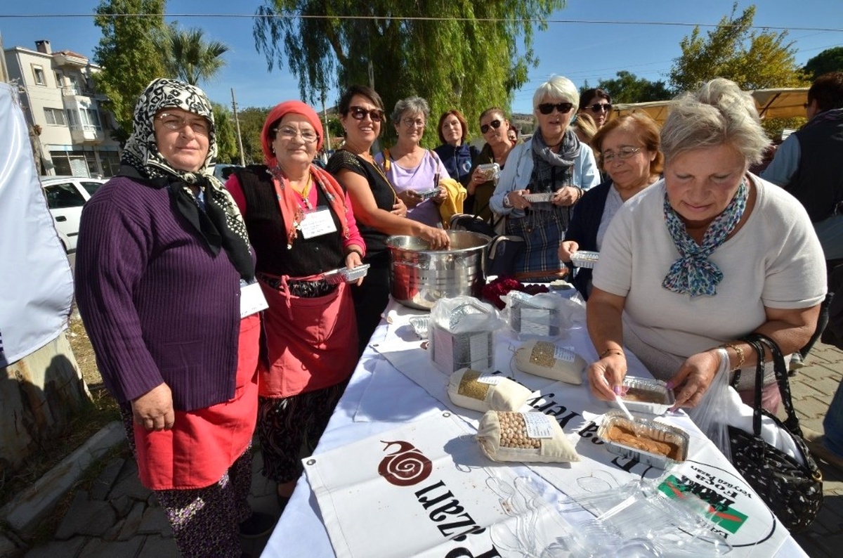 Foça Yeryüzü Pazarında Aşure Bereketi