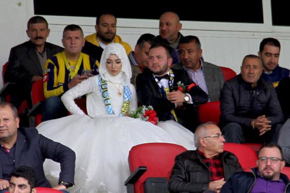 Gelini Düğüne Değil Maça Götürdü !