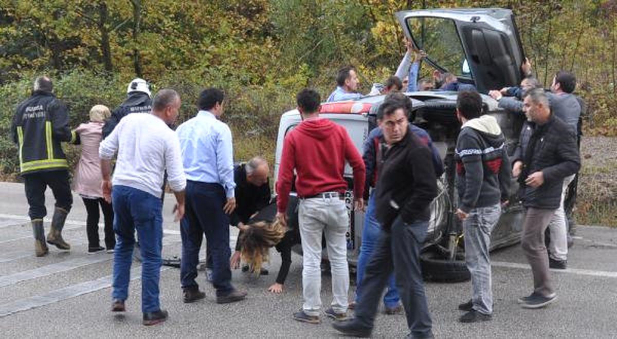 İki Ayrı Kazada Araçlarda Sıkışanları, İtfaiye Ekipleri Kurtardı