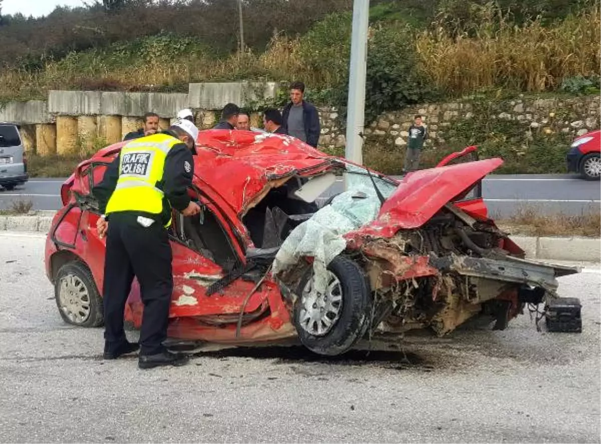 Kamyonla Çarpışan Otomobildeki Genç Kız Öldü