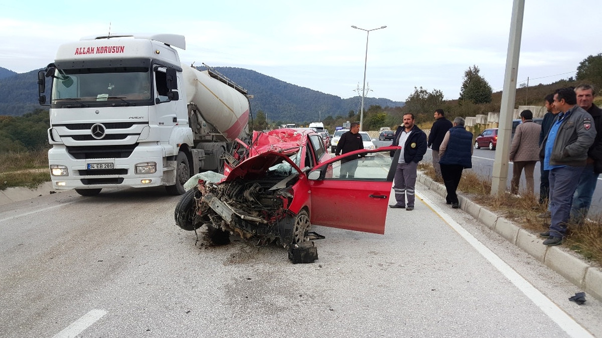 Karşı Şeride Geçip Kamyona Çarptı: 1ölü