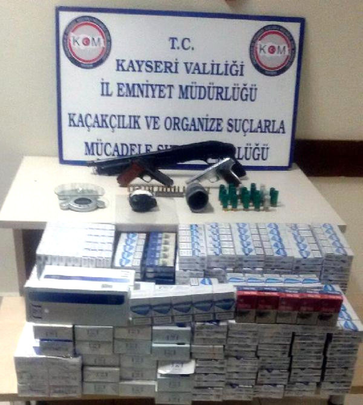 Kayseri\'de Uyuşturucu ve Kaçak Sigara Operasyonunda Silah da Ele Geçirildi
