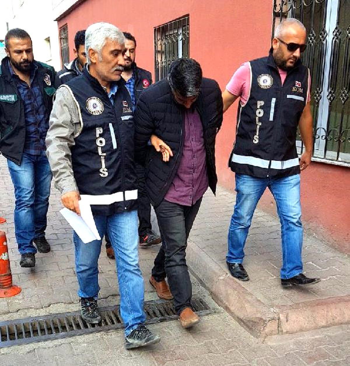 Kayseri\'de Uyuşturucu ve Kaçak Sigara Operasyonunda Silah da Ele Geçirildi (2)