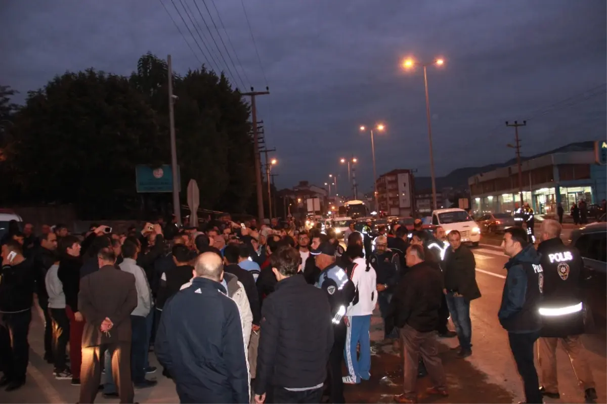 Kazalara Tepki Gösteren Mahalleli Karayolunu Kapattı