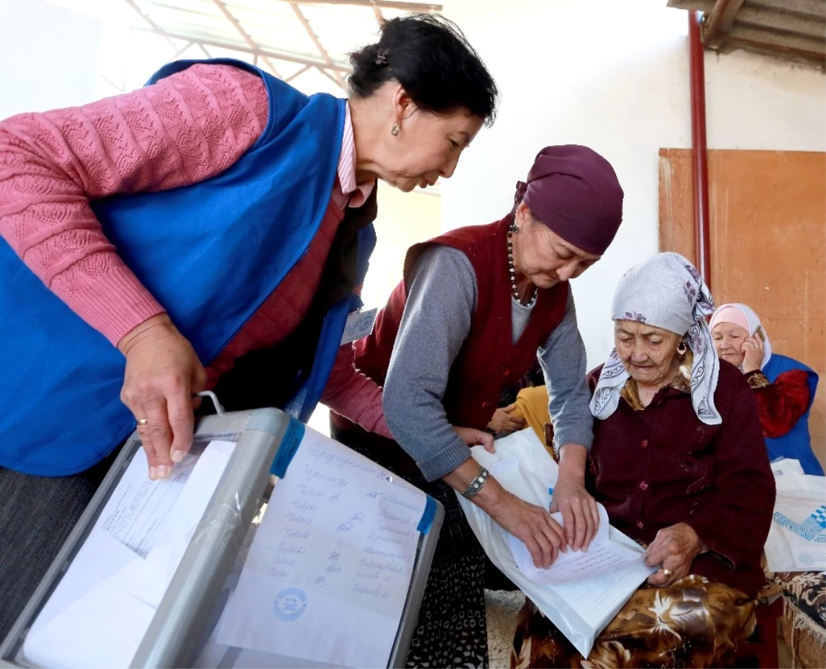 Kırgız Seçmenler Cumhurbaşkanlığı Seçimi İçin Sandık Başında