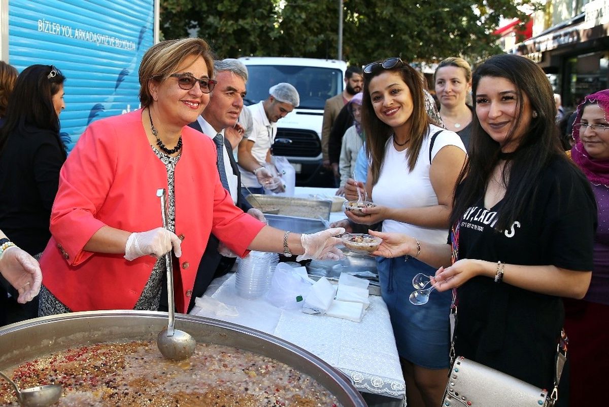 Konak Belediye Başkanı Sema Pekdaş, "Bereketimiz Türkiye\'ye Yayılsın"