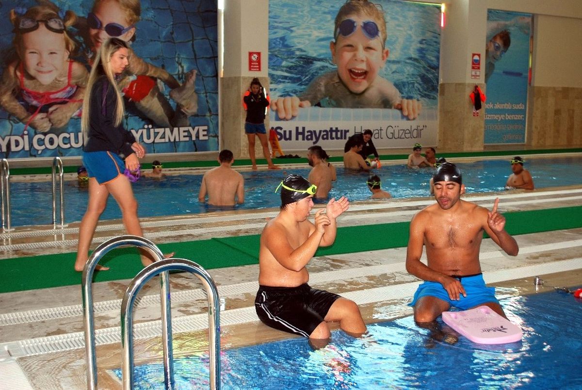 Manisa\'da Engeller Kulaç Atarak Aşılıyor