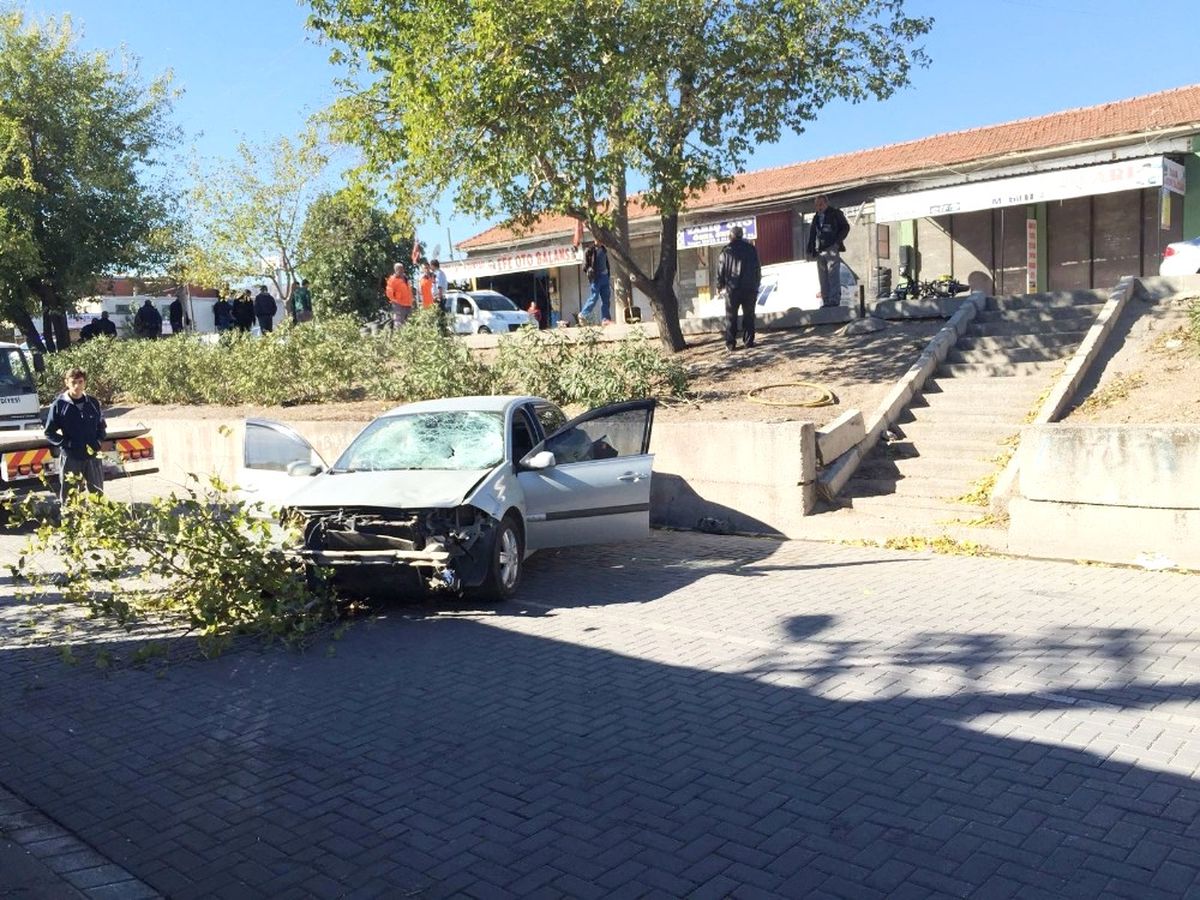 Otomobil ile Şarjlı Bisiklet Çarpıştı: 1 Ölü
