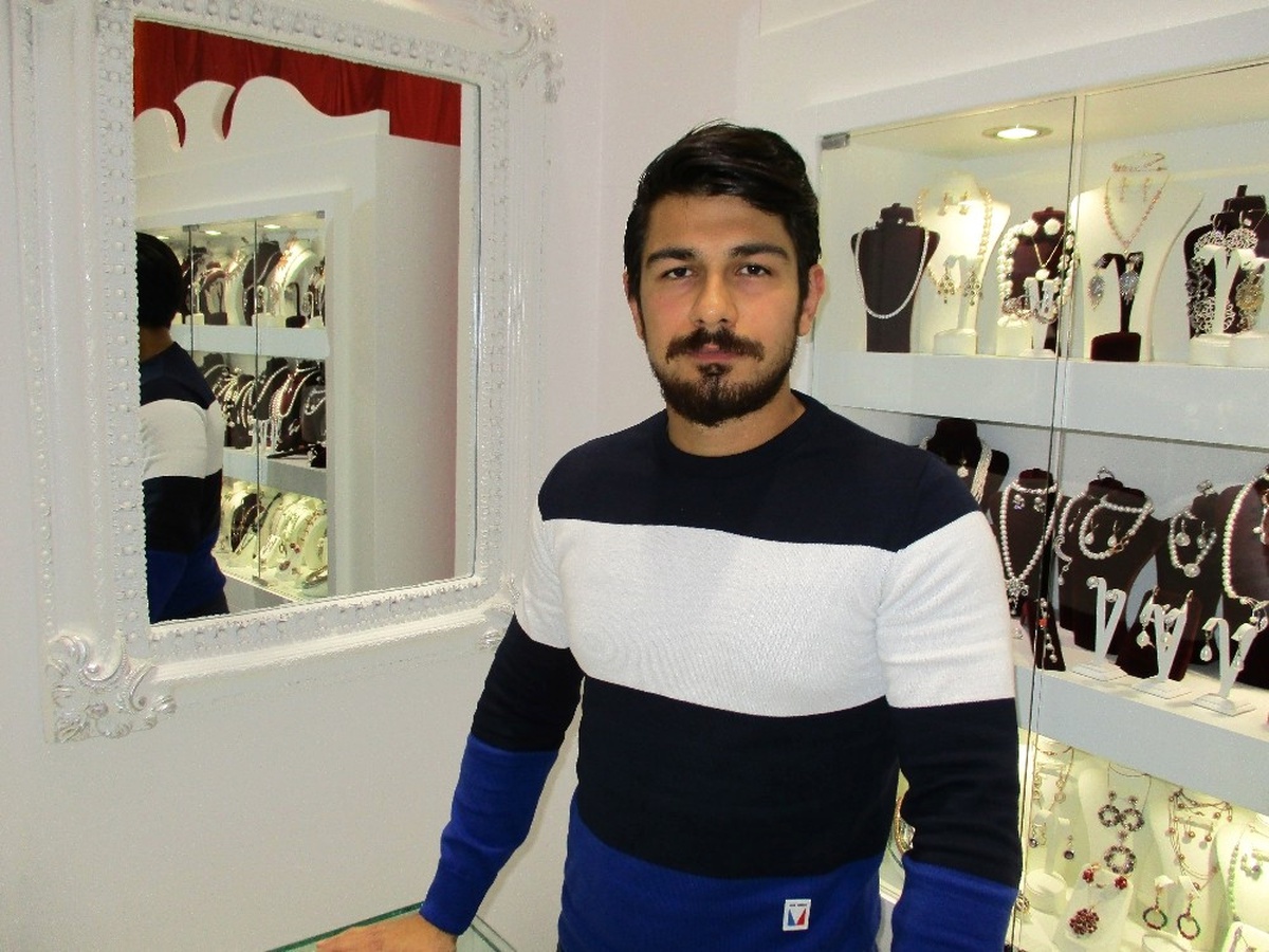 Kadıköy\'de Müşteri Kılığındaki Hırsız Güvenlik Kamerasında