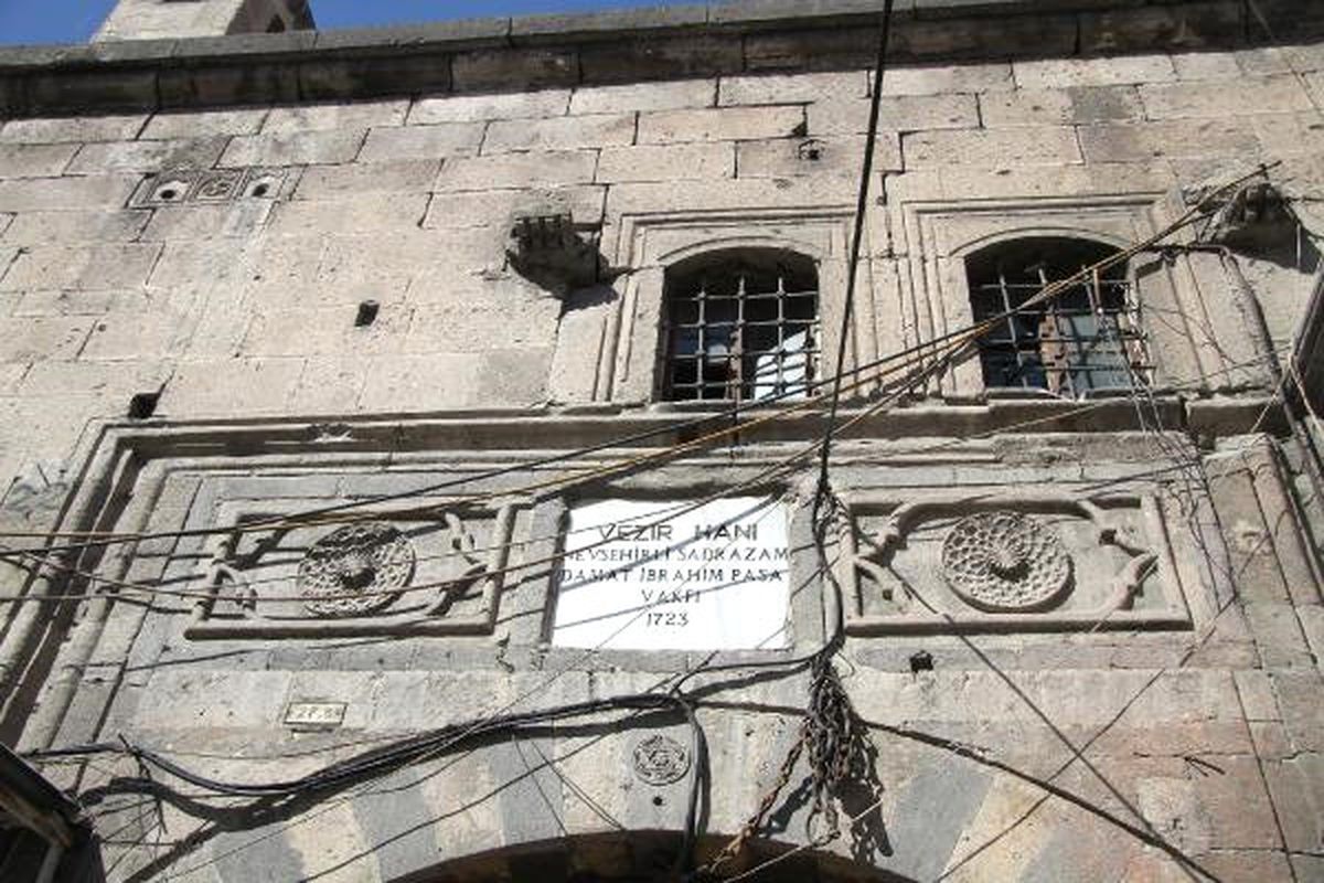 Tarihi Han, Kablolardan Görünmez Durumda