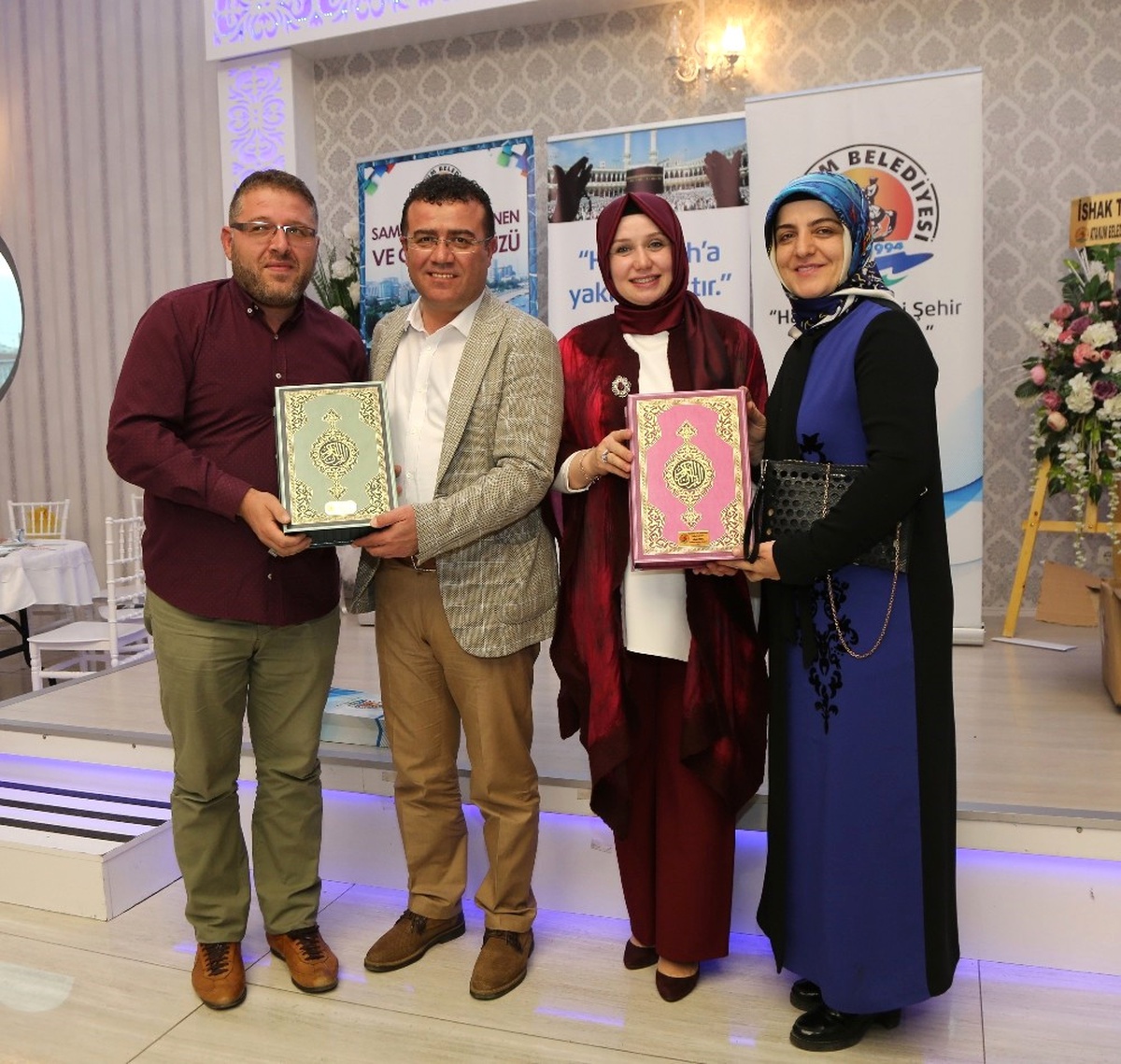 Taşçı Hacılarla Buluştu: Kur\'an ve Türk Bayrağı Hediye Etti