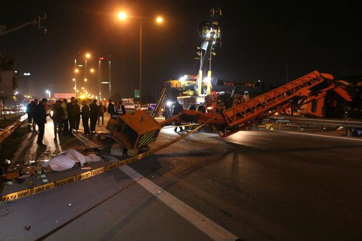 Tem Otoyolu\'nda Vinç Devrildi: 1 Ölü,1 Yaralı