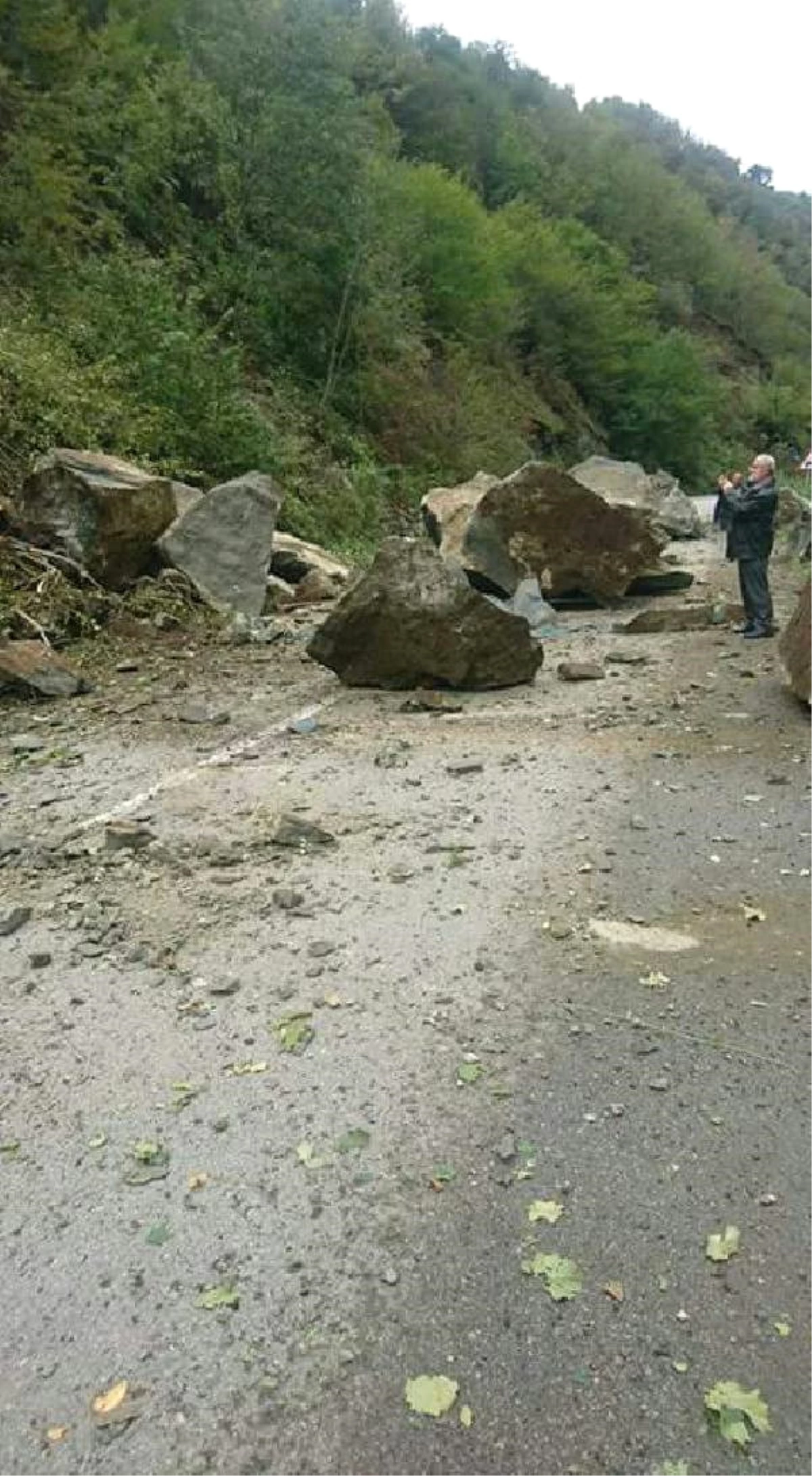 Trabzon\'da Yamaçtan Kopan Kaya Parçaları Yolu Kapattı