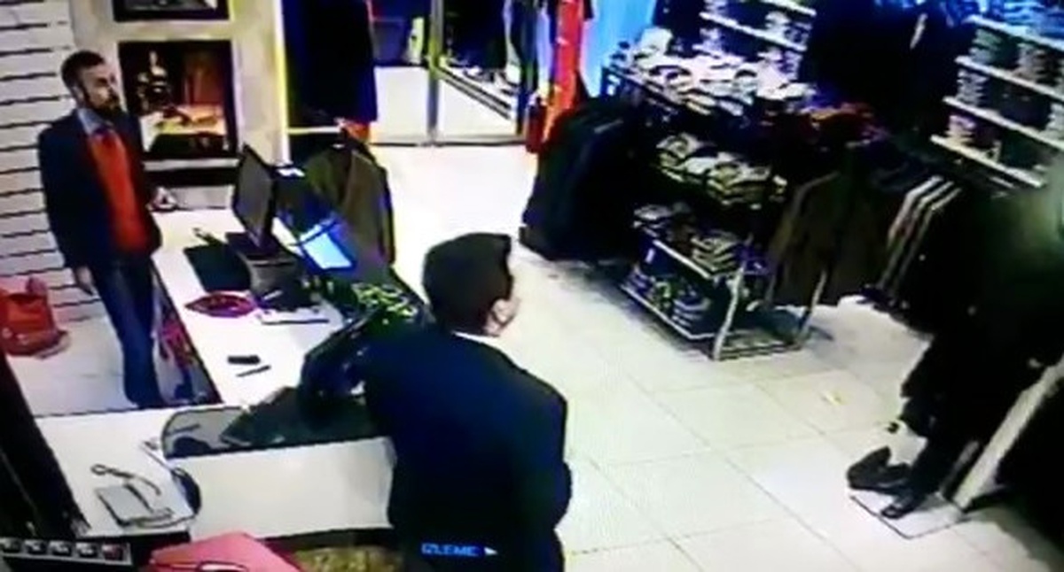Yolunu Şaşıran Kedi Mağazaya Çatıdan Girdi