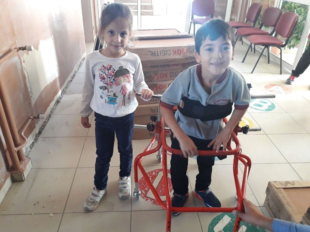 Yürüme Engelli Minik Barış\'a El Ayak Oldular