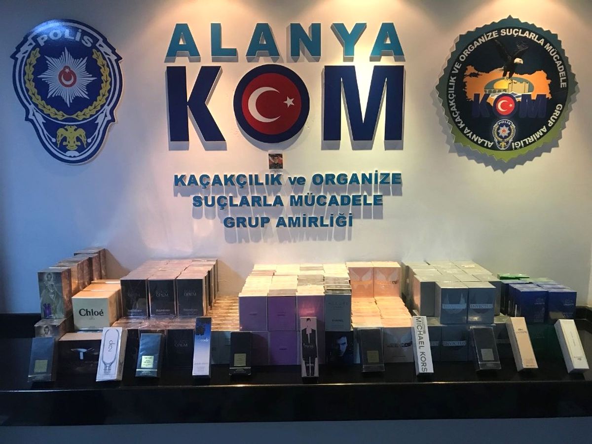 Alanya\'da Bin 464 Kaçak Parfüm Ele Geçirildi