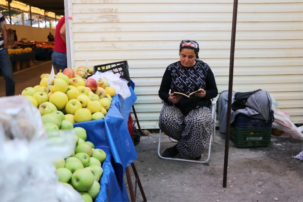 Armut Kasasının Altına Serdiği Gazeteleri Okuyarak Kadın Çiftçiler Şampiyonu Oldu