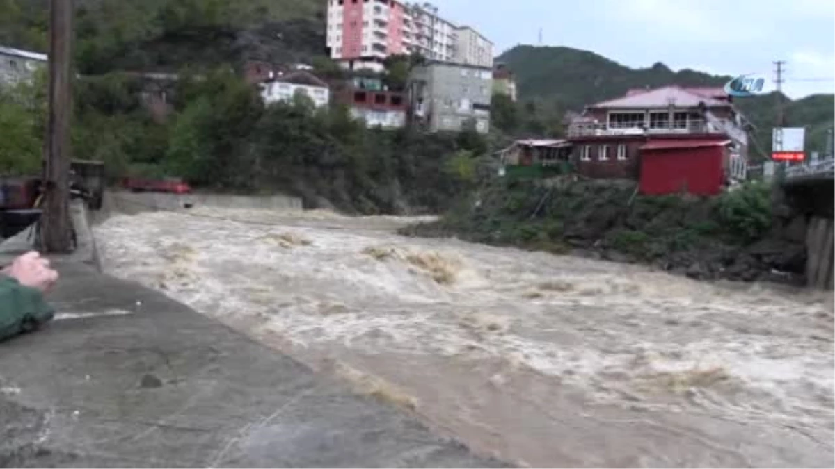 Artvin\'de Şiddetli Yağış Etkili Oldu... Karayolu Sular Altında Kaldı