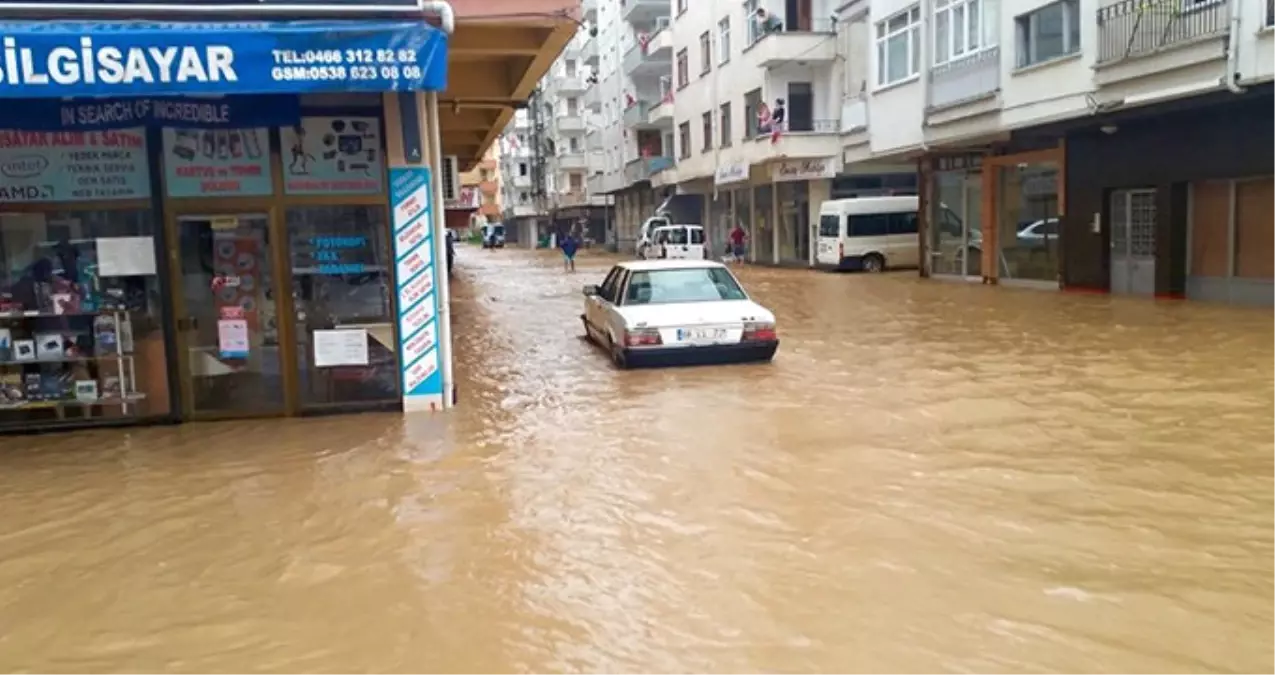 Artvin\'de Sağanak Yağış Sele Dönüştü, Evleri Su Bastı!