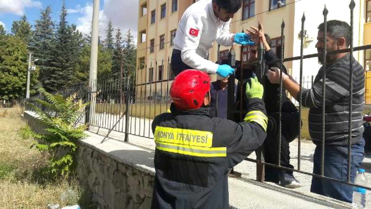 Bahçe Duvarından Atlarken, Parmağına Demir Saplandı