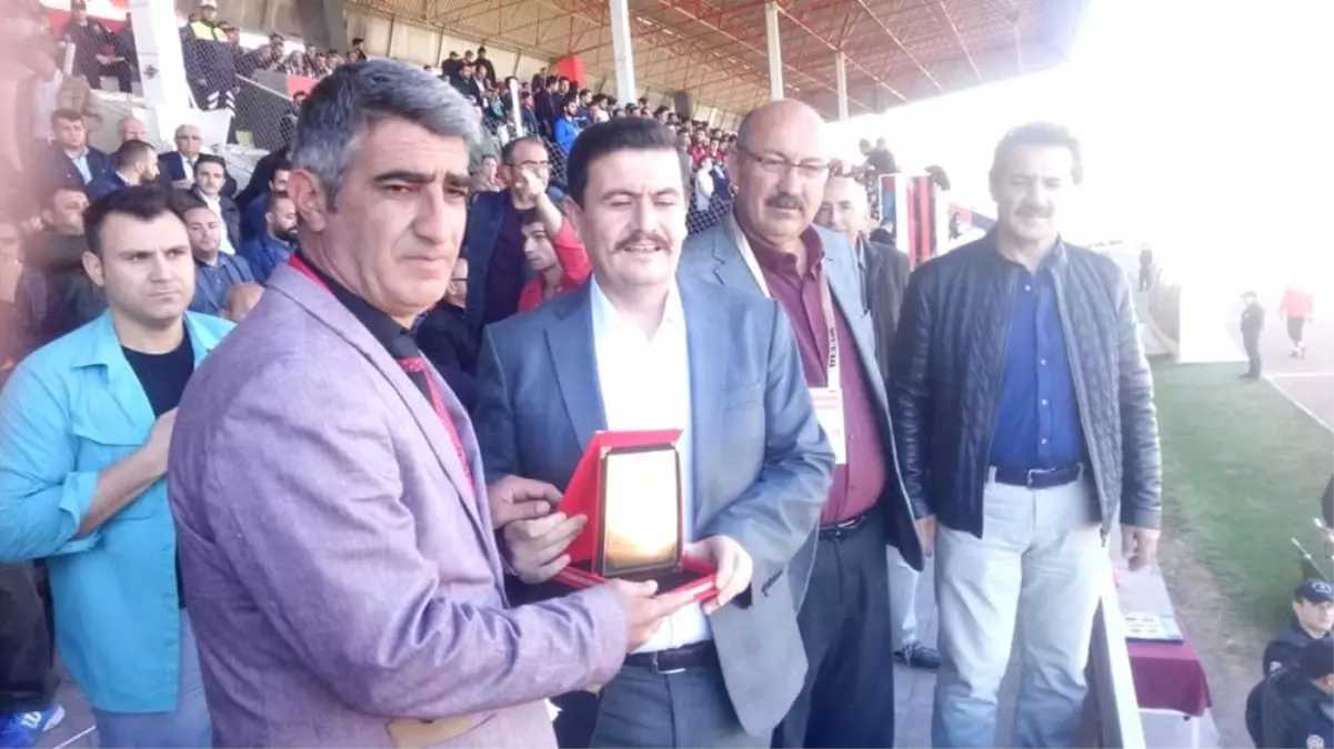 Başkan Dülger\'den Vali Aslantaş\'a Teşekkür Plaketi