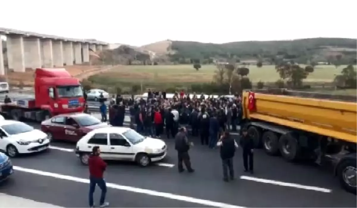 Beykoz\'da Mahalleli Yolu Trafiğe Kapattı