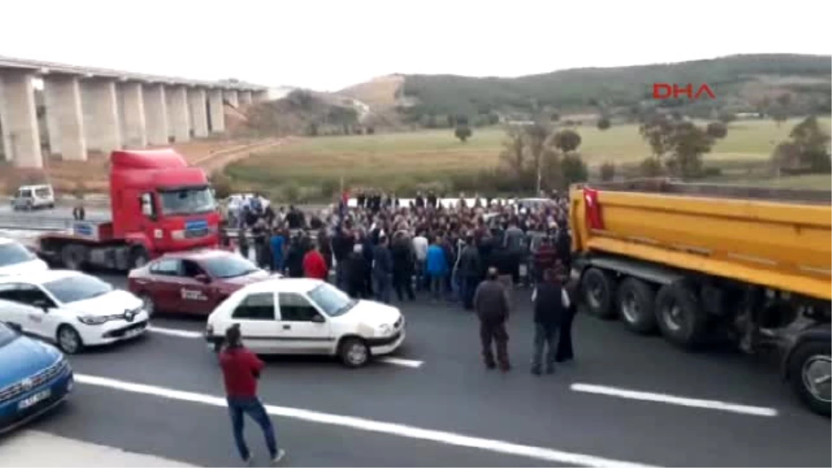 Beykoz\'da Mahalleliler Yolu Trafiğe Kapattı