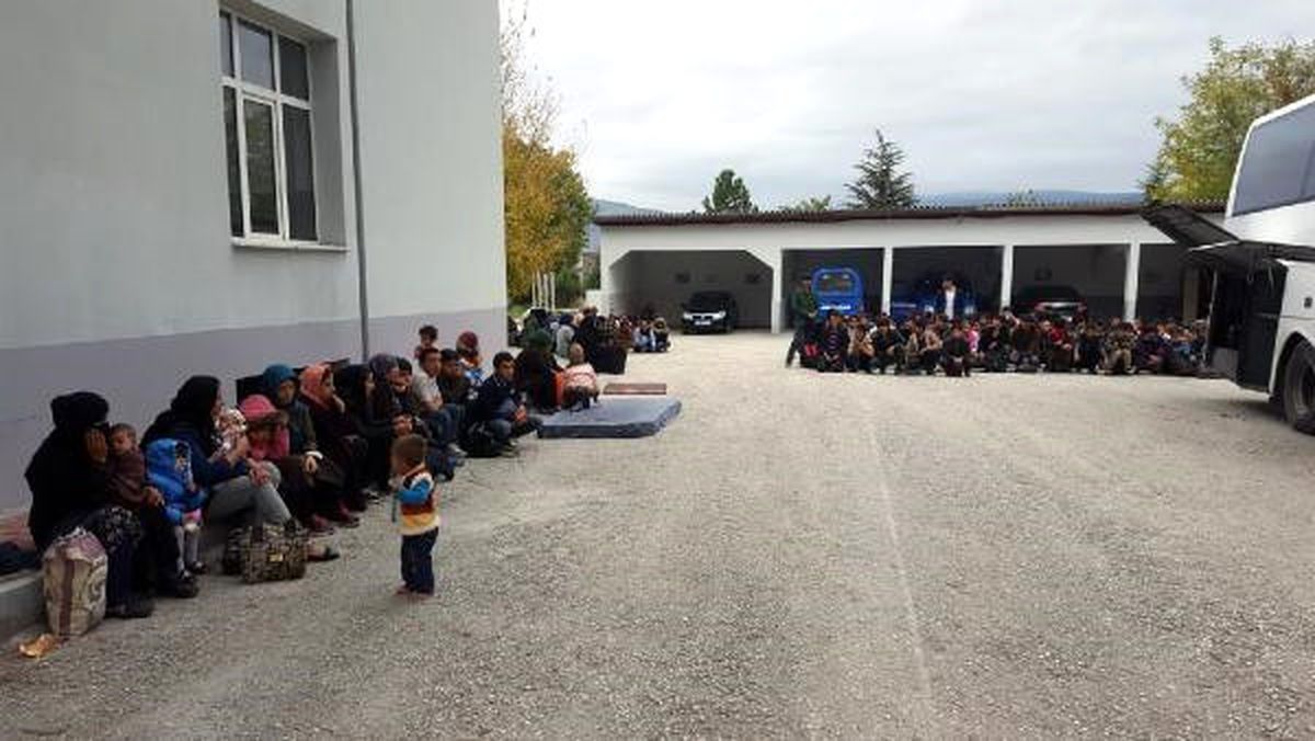 Çankırı\'da 136 Göçmen İstanbul\'a Götürülürken Yakalandı