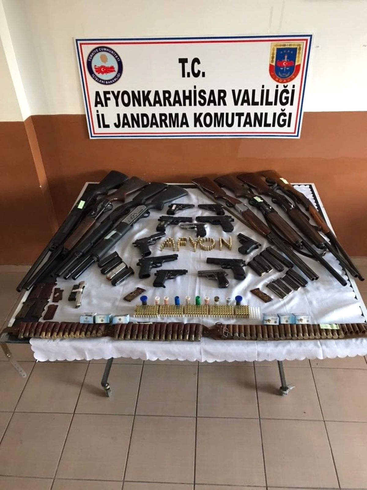 Düğün Magandalarının Ev ve Araçlarında Cephanelik Ele Geçirildi