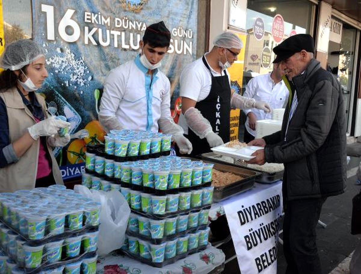 Dünya Gıda Günü\'nde Pilav Üstü Tavuk İkramı