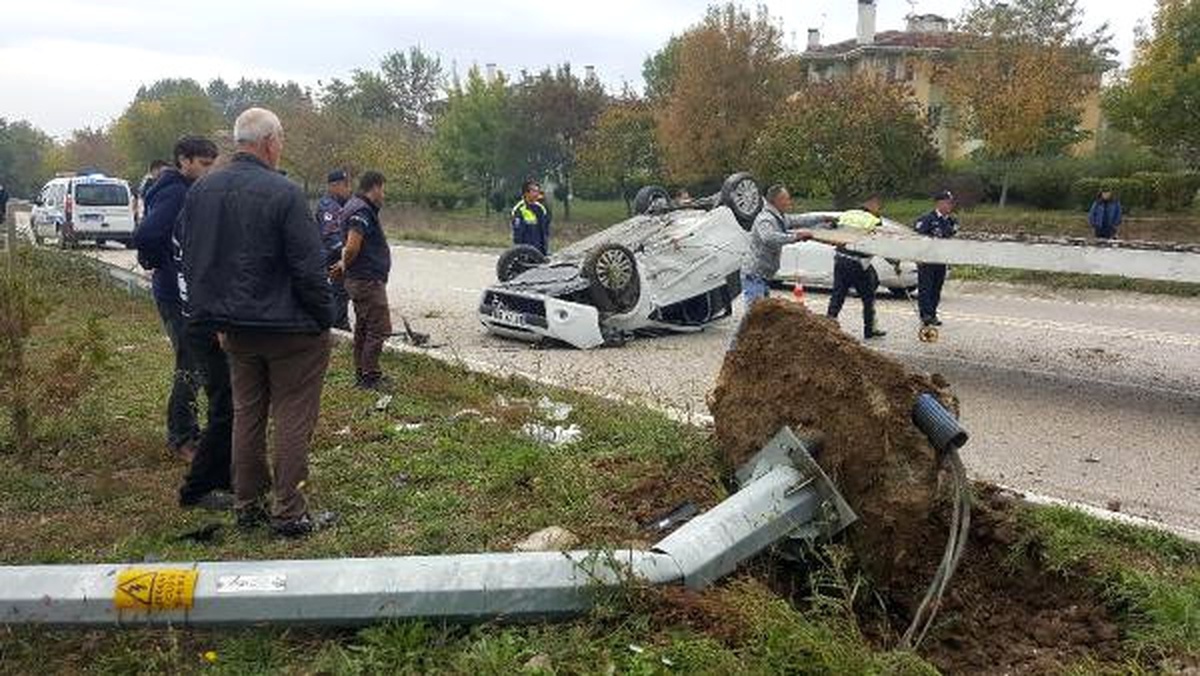 Düzce\'de Otomobil Elektrik Direğine Çarptı: 2 Yaralı