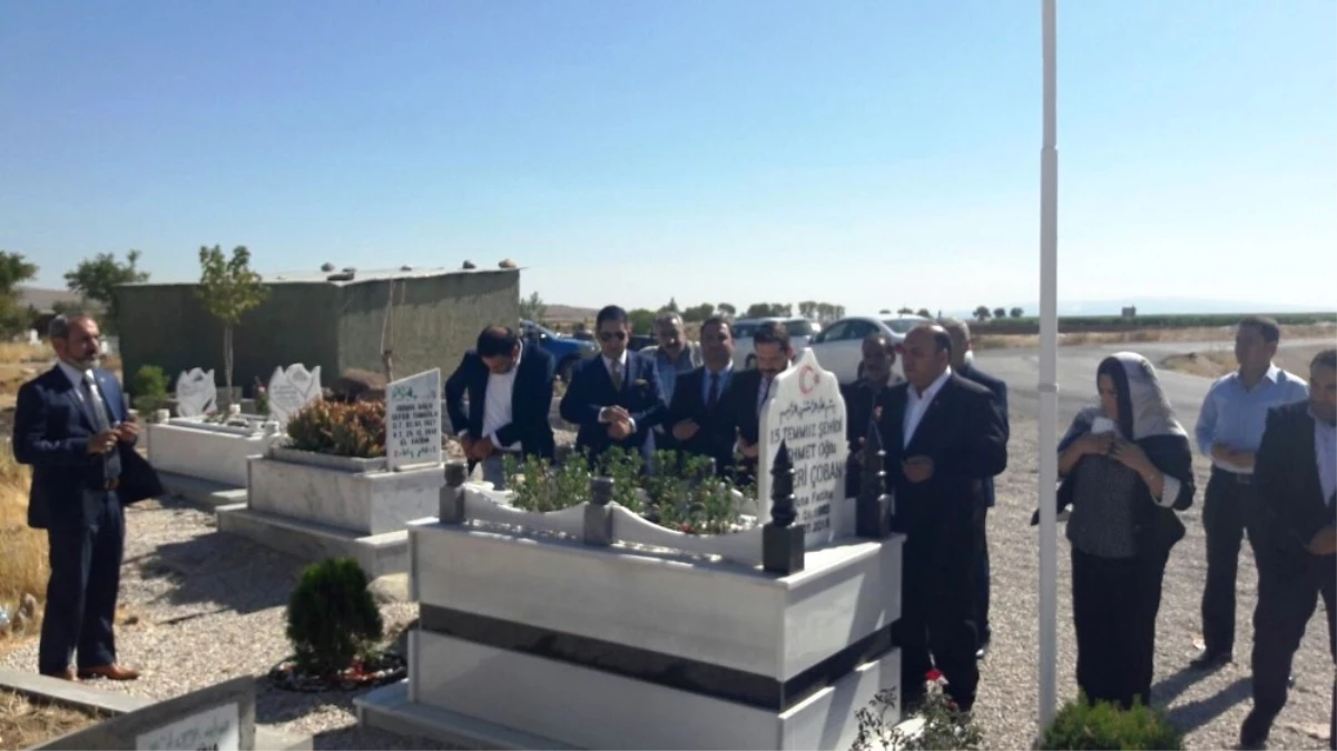 Ergani\'de 15 Temmuz Şehidi Mezarı Başında Anıldı