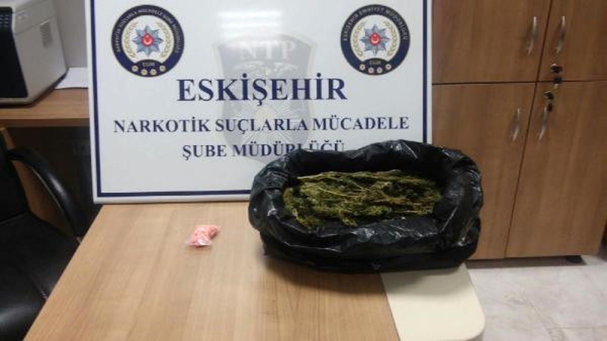 Eskişehir Polisi, İki Otomobilde 950 Gram Esrar Ele Geçirdi