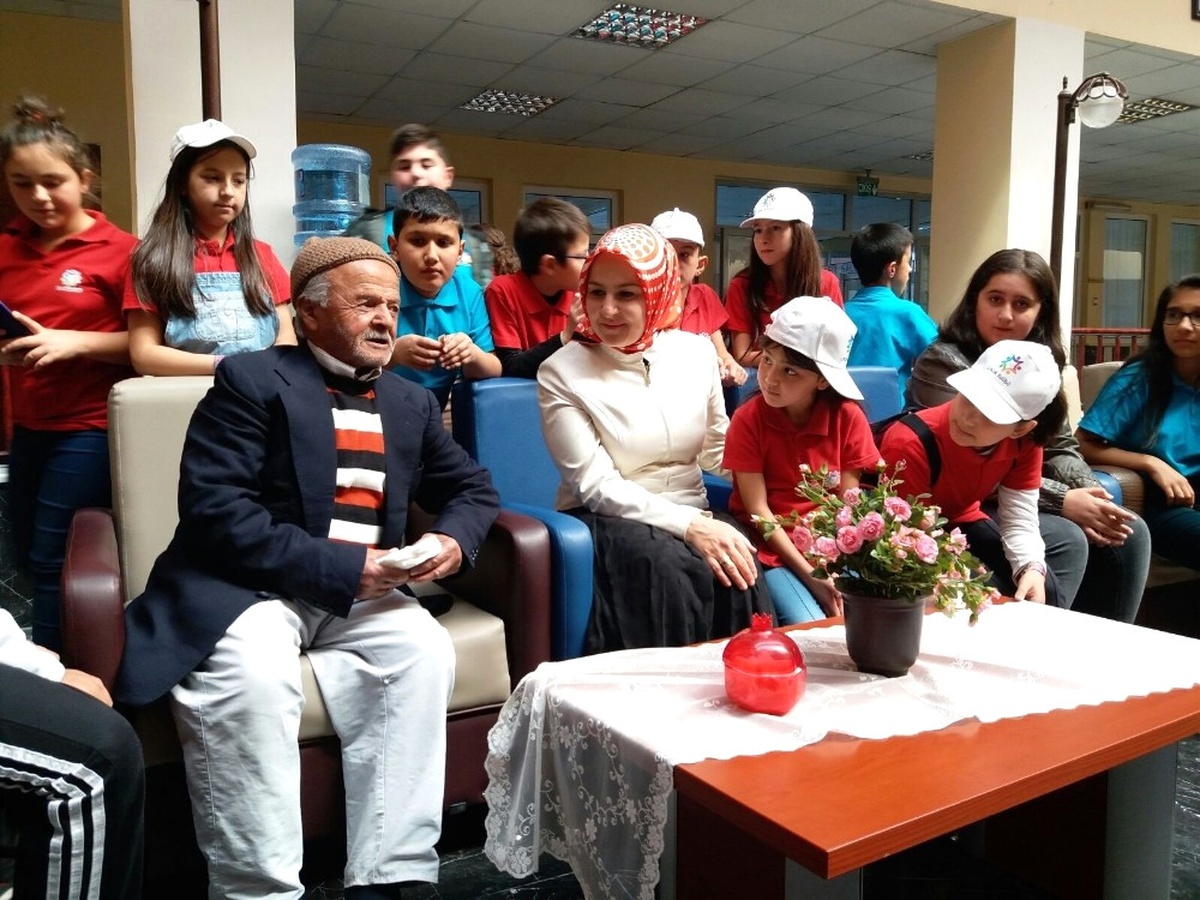 Fatma Çolakbayrakdar, Çocuk Kulübü Üyeleri ile Birlikte Huzurevini Ziyaret Etti