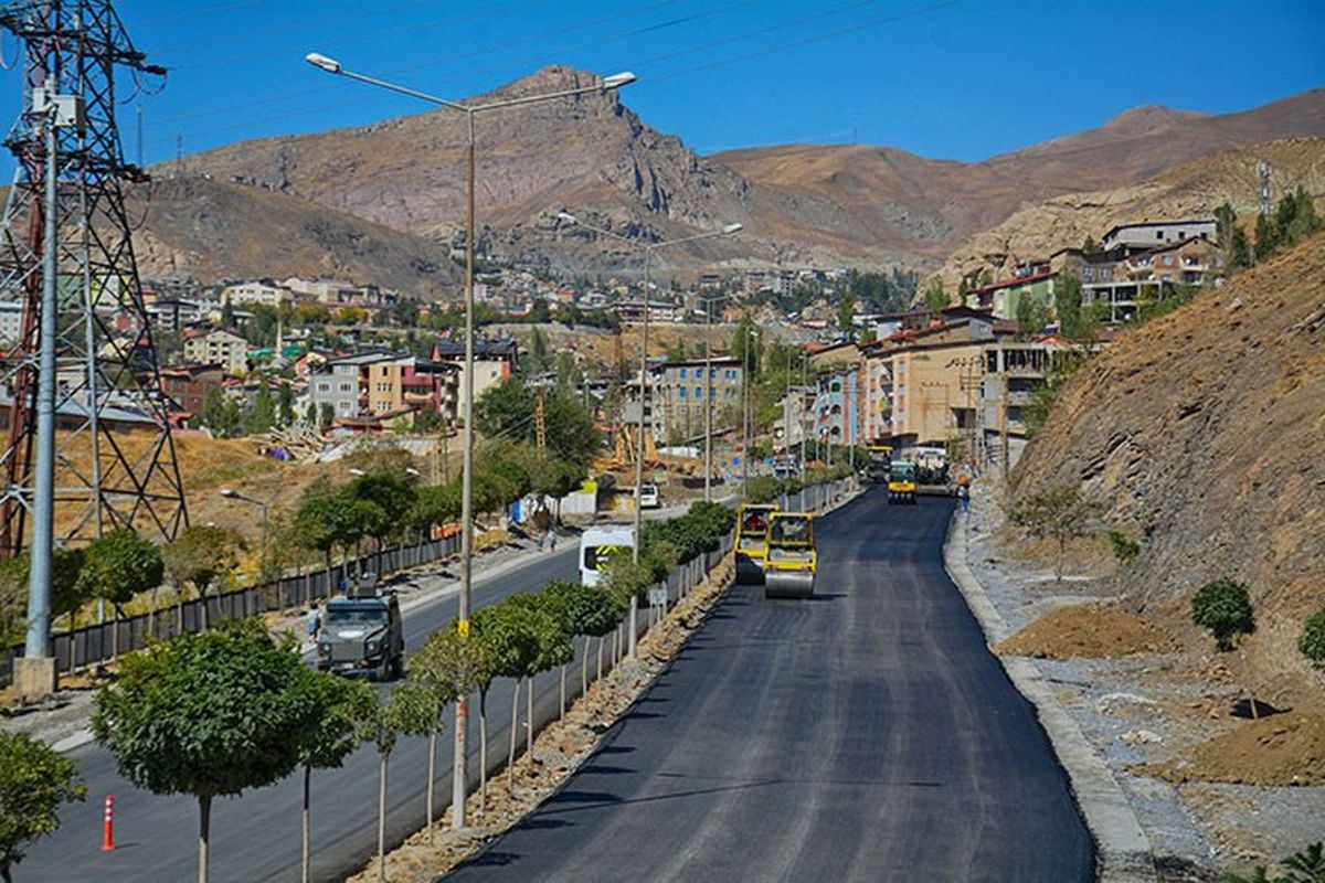 Hakkari\'de Yol Asfaltlama Çalışması