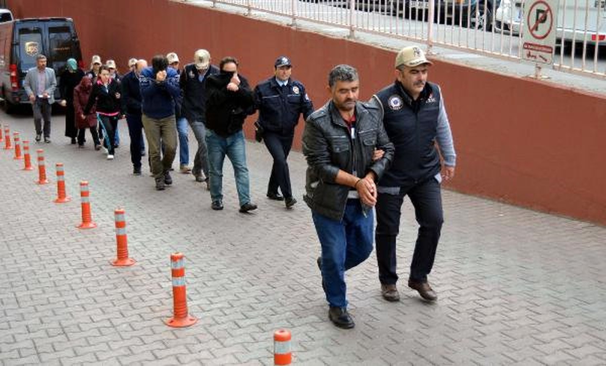 Hem Suçlu Hem Güçlü Fetö\'cünün Terbiyesiz El Hareketi