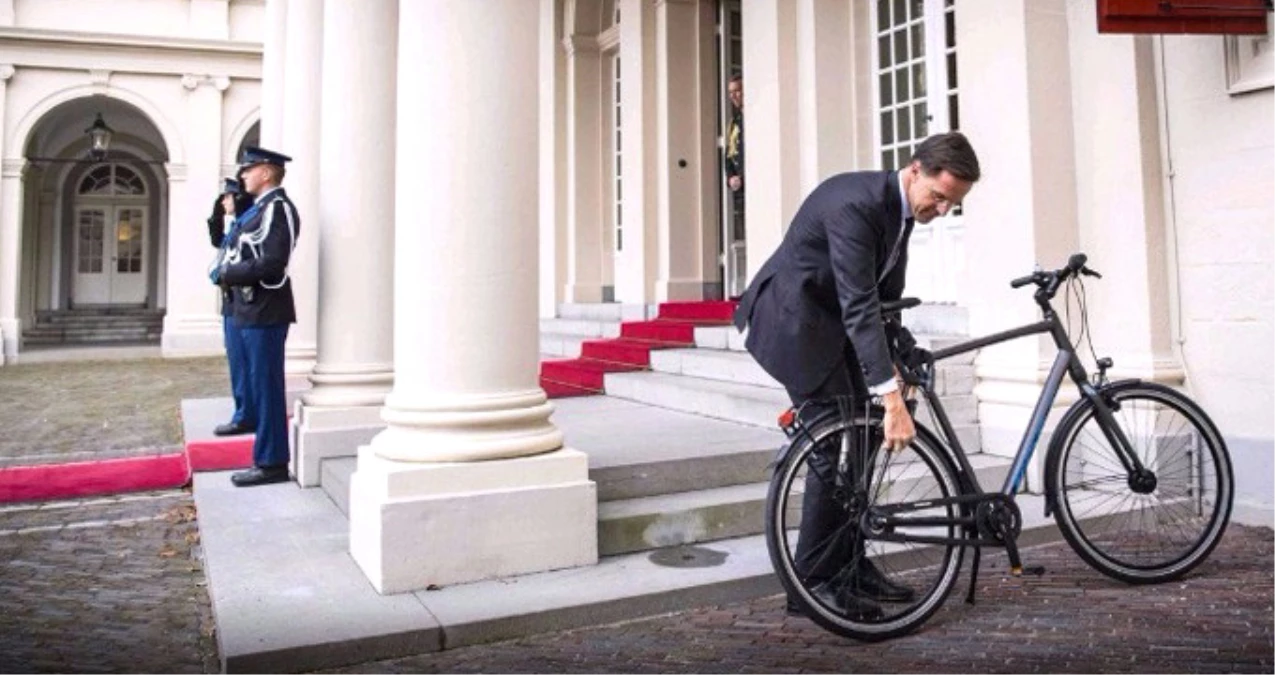 Hollanda Başbakanı Rutte, Kral ile Görüşmeye Bisikletiyle Gitti