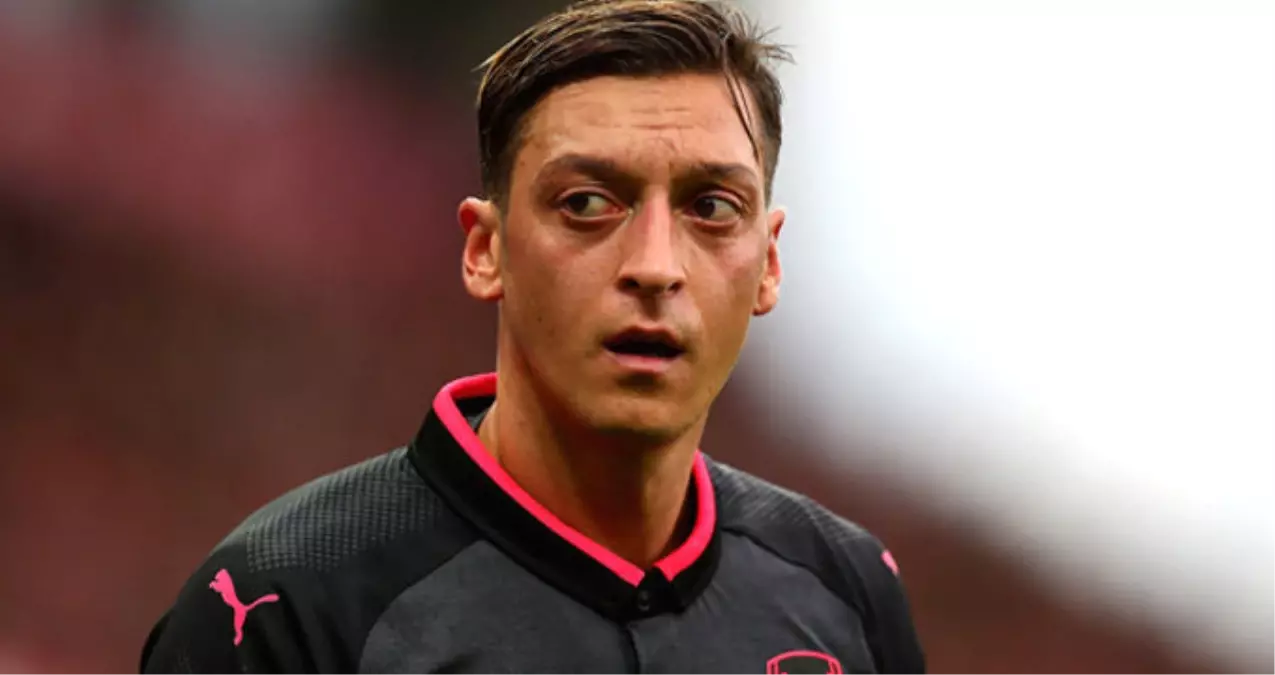 İngiliz Taraftarlar, Mesut Özil\'in Doğum Gününde Çileden Çıktı