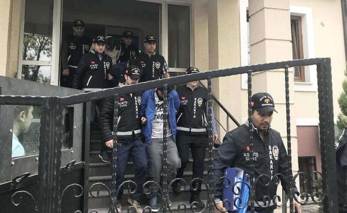 İstanbul ve Sakarya\'da Çaldıkları 22 Otomobille Yakalandılar