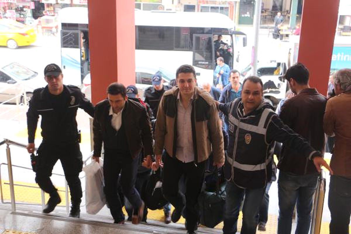 Kocaeli\'deki Fetö Soruşturmasında 12 Asker, Adliyeye Sevk Edildi