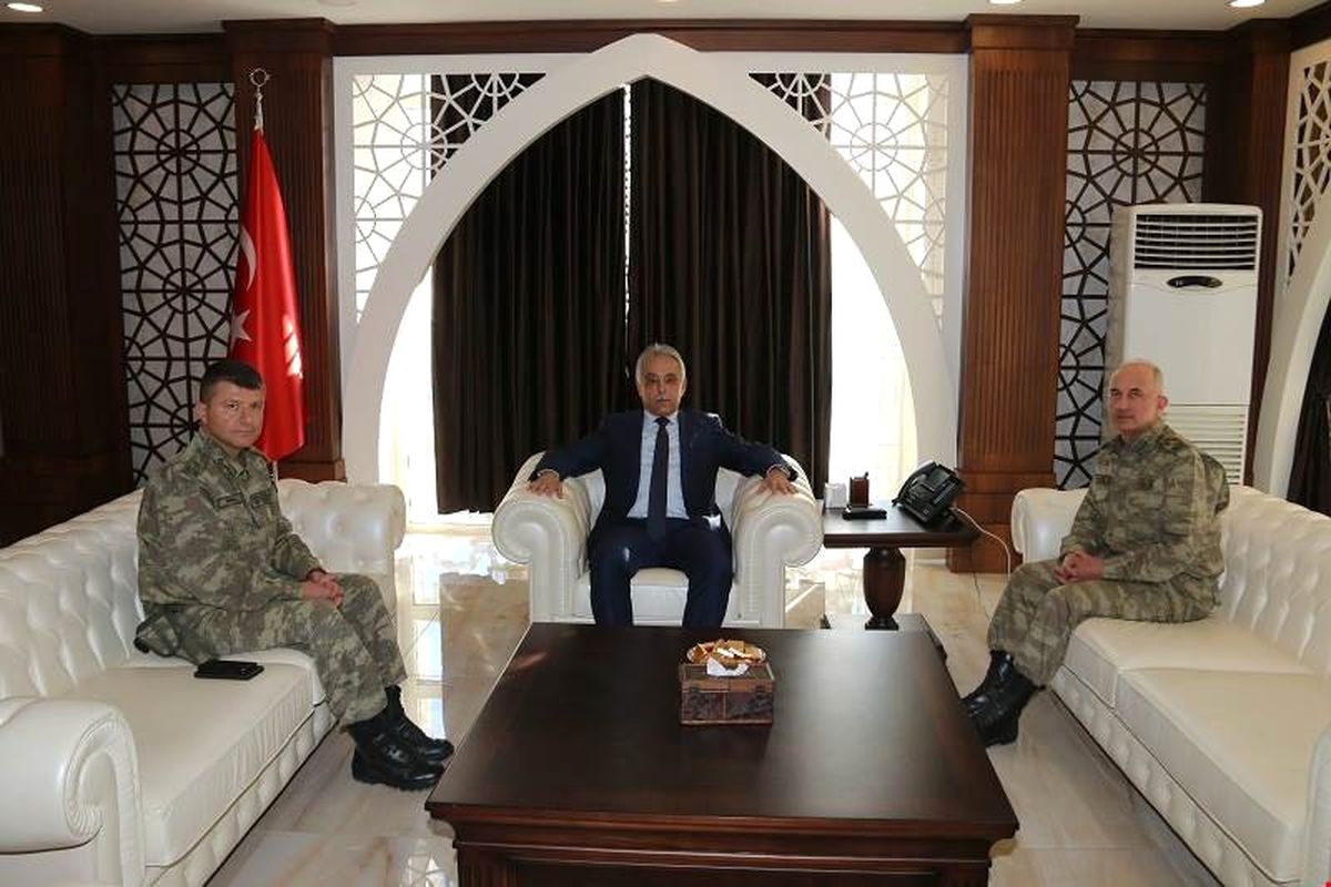 Korgeneral Karataş\'tan Vali Toprak\'a Ziyaret