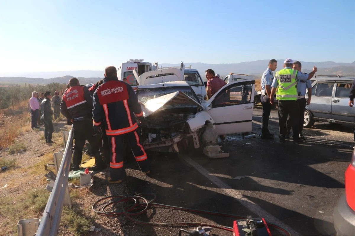 Mersin\'de Trafik Kazası: 1\'i Çocuk, 10 Yaralı